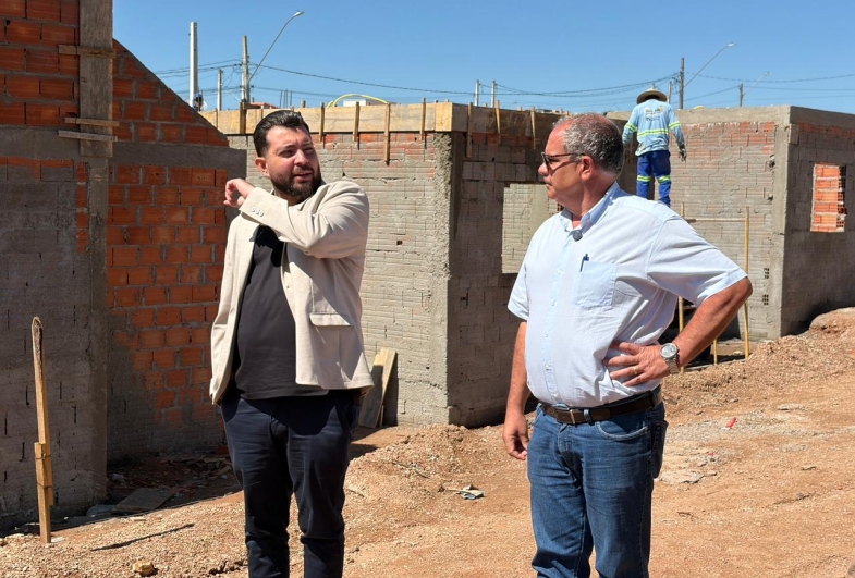 Prefeito de Angatuba, Nicolas Basile,  mostrou as obras do projeto habitacional