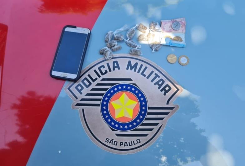 POLICIA MILITAR APREENDE ADOLESCENTE QUE COMERCIALIZAVA ENTORPECENTES EM FARTURA