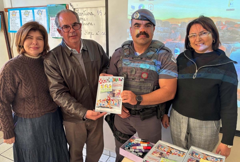 Prefeito Marcão posa com os materiais da campanha