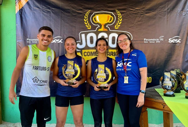Dupla Kelly Luize e Carol Felizardo, ao centro, conquistam o  3° lugar na categoria feminina de vôlei de praia durante  os Jogos Comerciários do Paraná, SESC, em Santo Antônio da Platina