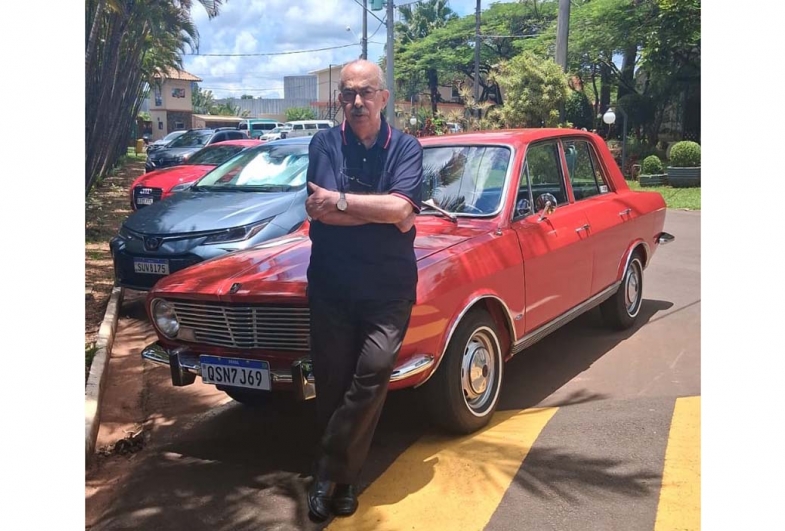 Dulcídio de Almeida junto de seu Corcel 1969