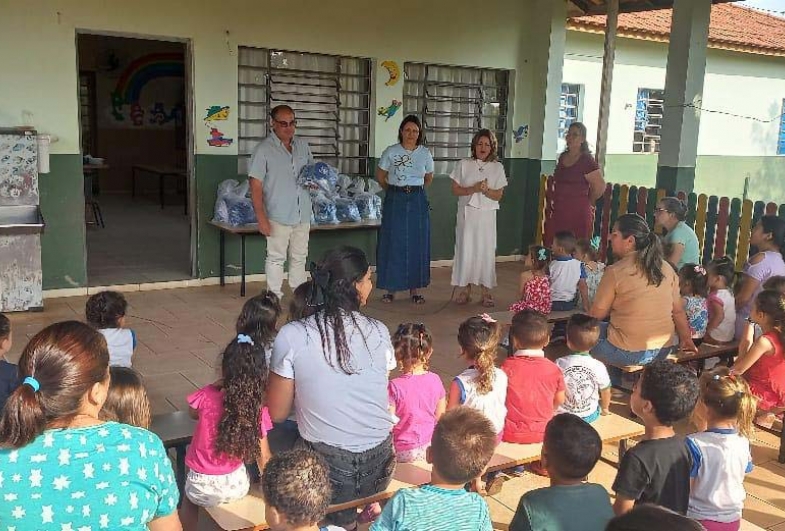 O prefeito Marcão do Haras conversa com alunos e  professores durante a entrega dos kits escolares