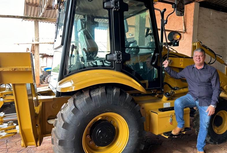 Prefeito Silvinho Polo entrega mais uma máquina em Timburi 