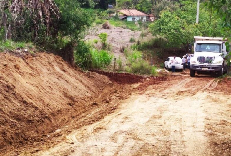Prefeitura de Itaporanga realiza manutenção de estradas nos bairros rurais