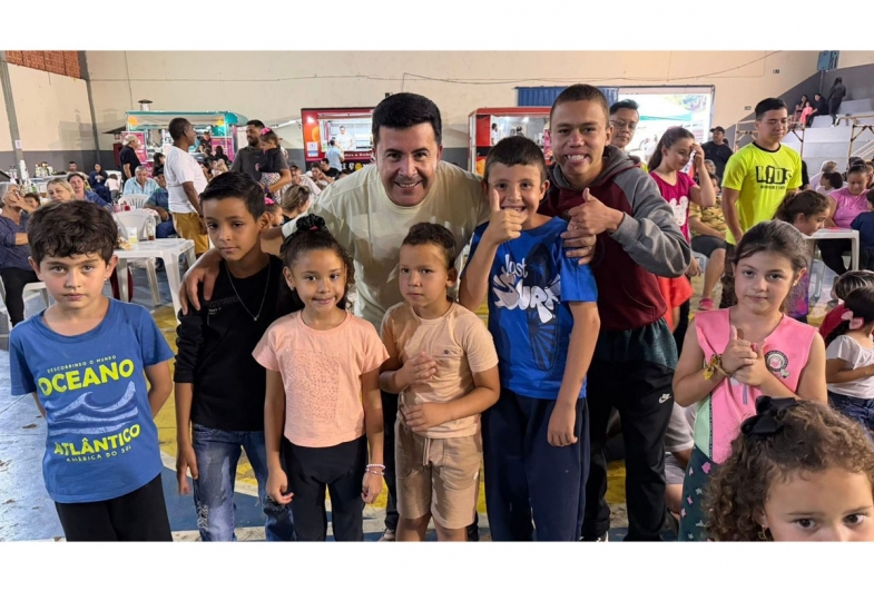 Prefeito Cristiano Amorim se divertindo  com as crianças