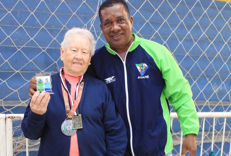 Nadadora de 84 anos conquista medalha de prata nos Jogos da Melhor Idade 