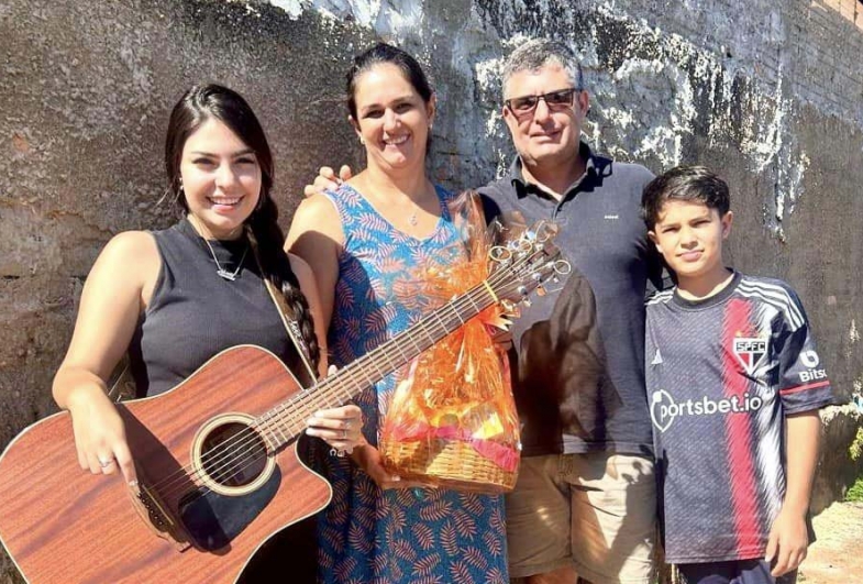 Direção da EMEF de Sarutaiá promove serenata em comemoração ao Dia das Mães