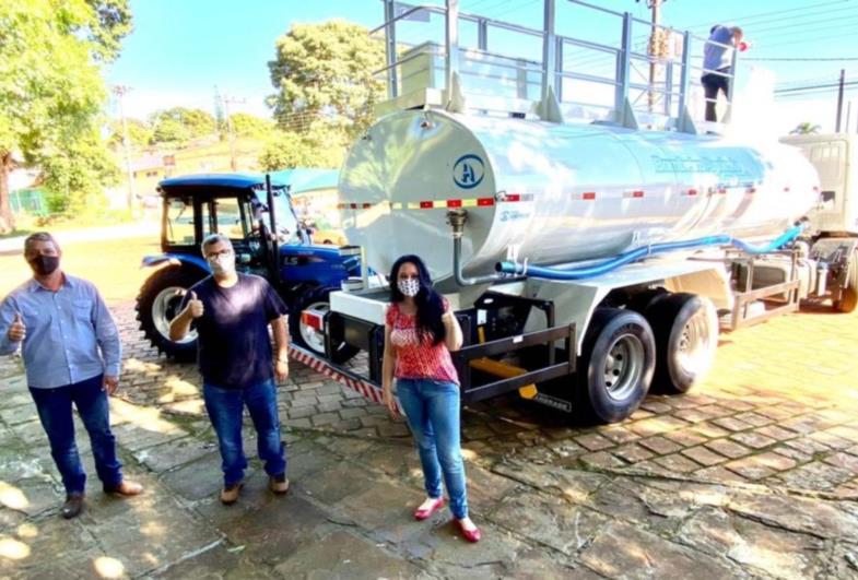 Prefeitura de Timburi adquire trator e caminhão pipa 
