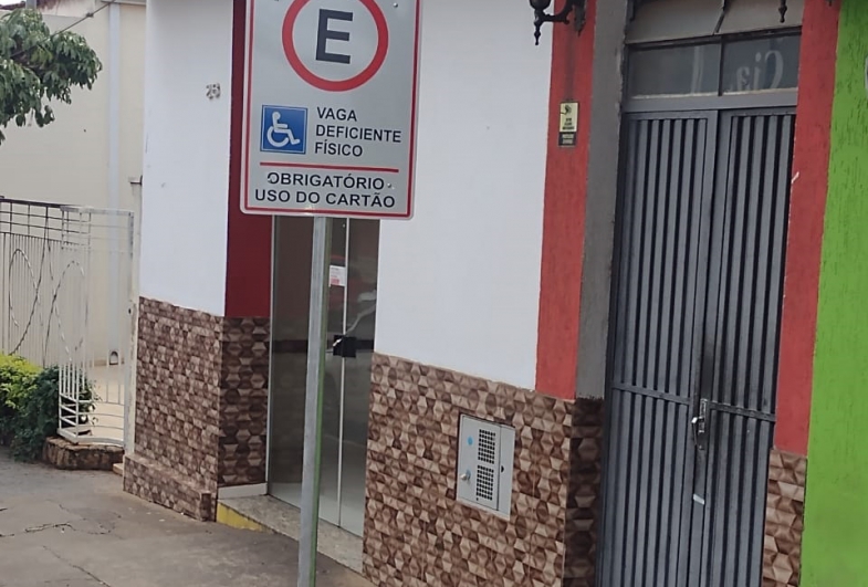 Prefeitura instala placas de trânsito e regulamenta sinalização horizontal