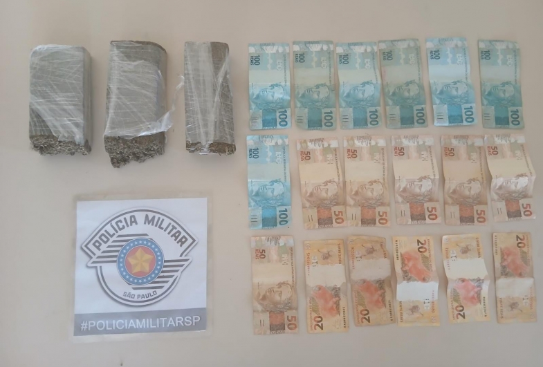 Polícia Militar prende homem com três 