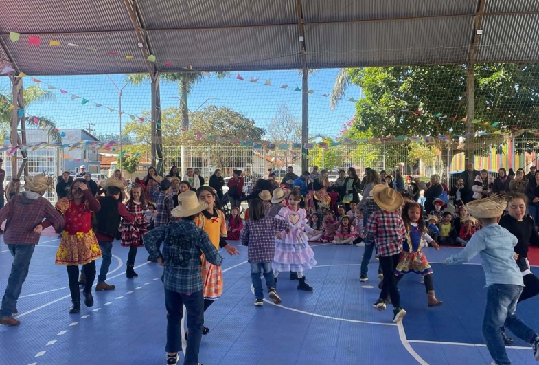 Apresentações culturais envolveram alunos de diferentes turmas e encantaram o público presente na festividade