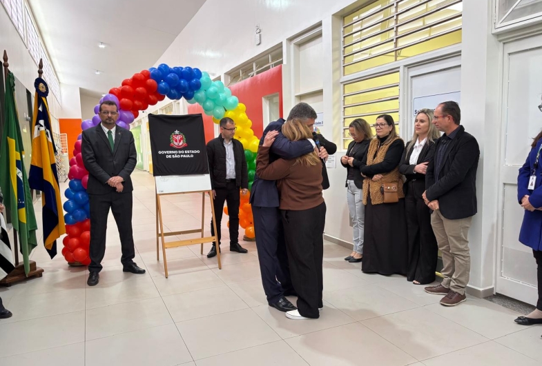 A ex-primeira-dama Vilma e o prefeito Rodrigo Fuloni se abraçam em um dos momentos mais emocionantes da solenidade de inauguração da nova creche-escola