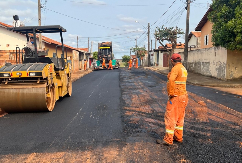 Prefeitura de Taguaí executa recape na Antônio de Oliveira Gomes