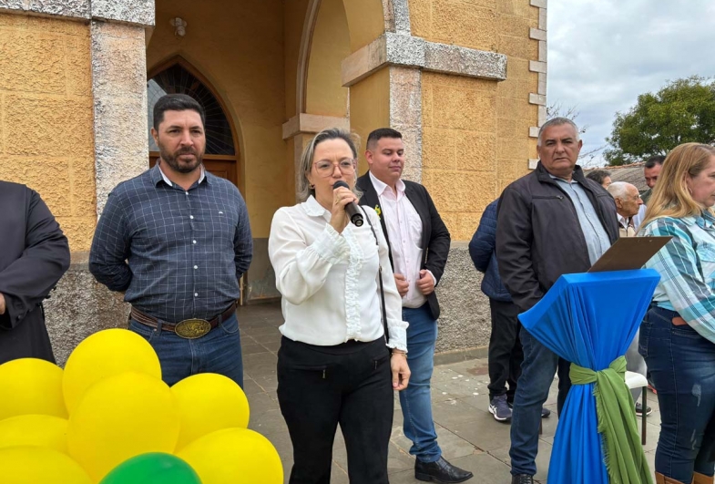 Coordenadora municipal da Educação, Keli,  ressaltando a importância do evento