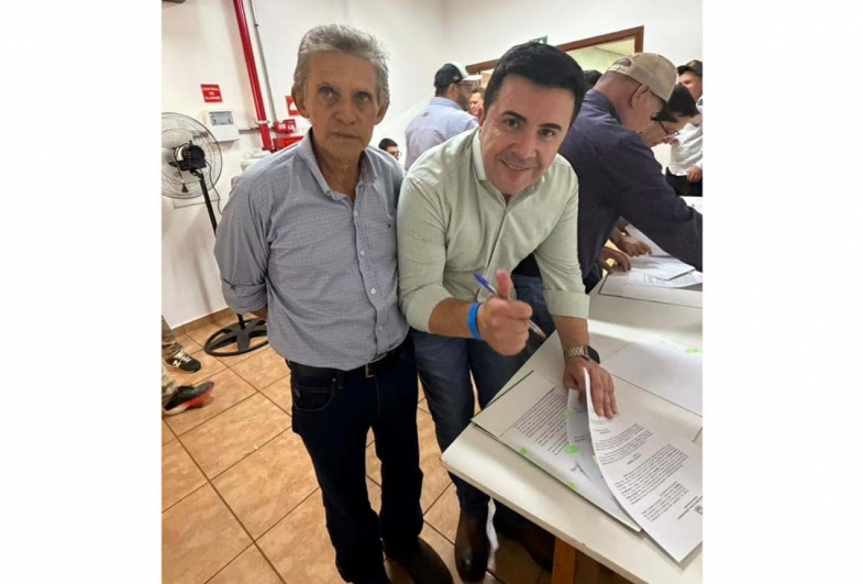 Prefeito e secretário da Agricultura  durante a assinatura do convênio