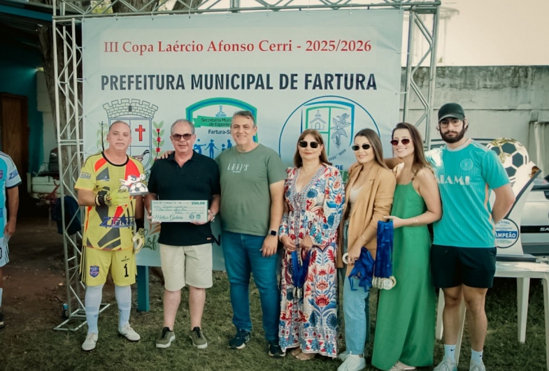 Representante do 2º colocado, prefeito Marcos e  Família do Homenageado, Luciano, Cristiane,  Anna Paula, Anna Julia e Daniel