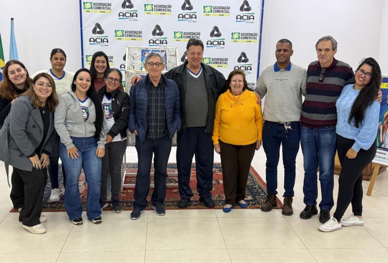 Ana Júlia, Aline, Karina, Érica, Andressa, Ivani, Cassio,  Fernando, Judite, Nozito, Homero e Janaína