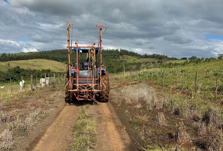 Prefeitura de Taguaí realiza limpeza e controle de pragas nas estradas rurais