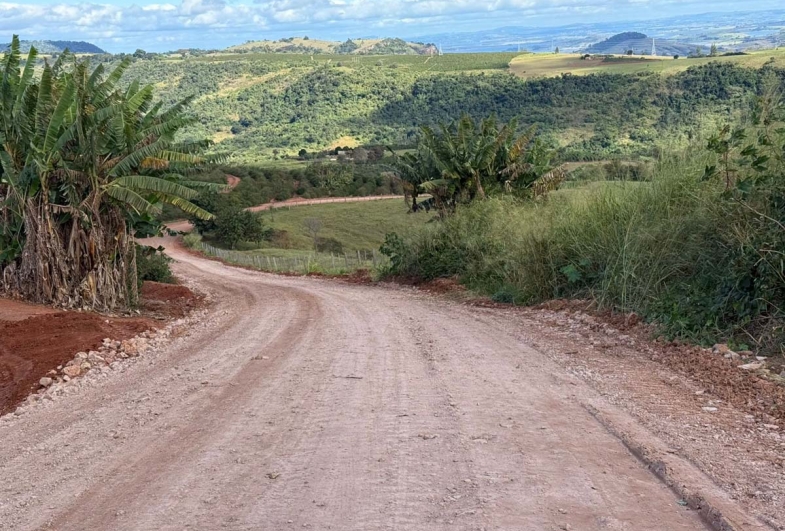 Em vários locais foram colocadas pedras