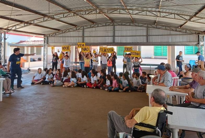 Crianças do Espaço Amigo cantam e dançam para homenagear idosos