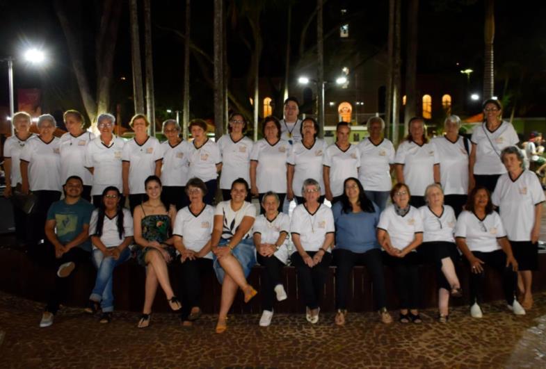 Emoção na Praça: Idosos encantam com apresentação de Coral na Feira da Lua