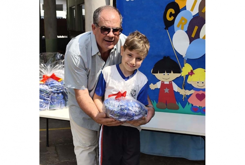 Marcão entrega uniformes aos alunos da rede municipal
