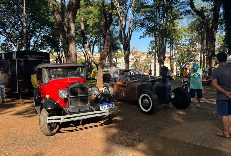 7º Encontro de Carros Antigos reúne carros históricos em Fartura