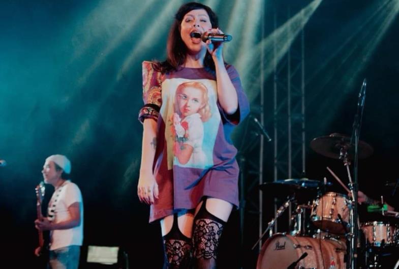 Pitty se apresenta no RockinFar com roupa do estilista Rober Dognani