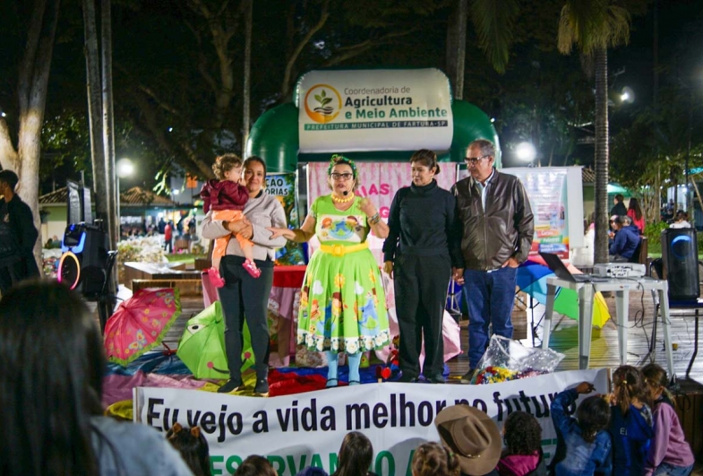 Prefeito Marcão e primeira-dama Elisângela durante o evento