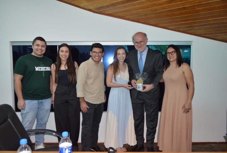 Alunos da Liga Acadêmica de Neurologia - LIAN - Turma 1 de Medicina: Diego, Manuela, Laércio, Jessica, Dr. Feres e Priscila