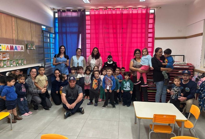 Crianças da rede municipal de educação com a equipe epidemiológica