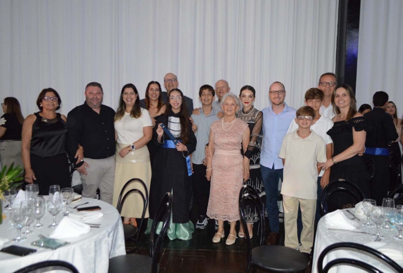 Família Hugo Ferraz com a formanda Helena Toledo da Silveira