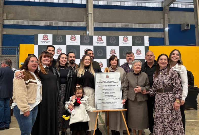 Familiares do professor Hézion Corrêa Custódio participaram da solenidade que homenageou sua trajetória e eternizou seu nome na nova escola estadual de Fartura