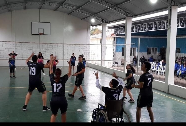 Alunos da Escola Dr. Edgardo Cardoso de Sarutaiá e atendidos pela Apae de  Fartura durante atividade de integração