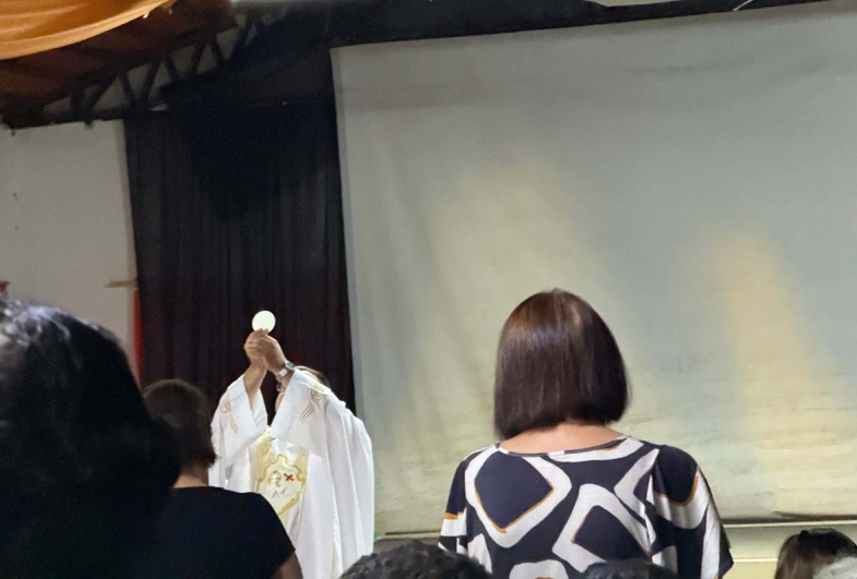 A missa foi celebrada no pátio da escola