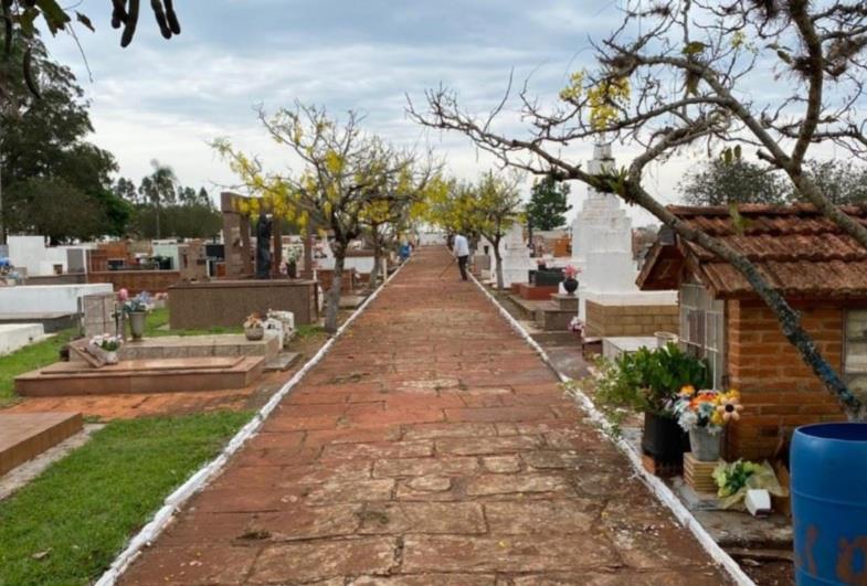 Prefeitura de Timburi realiza manutenção no cemitério para o Dia de Finados 