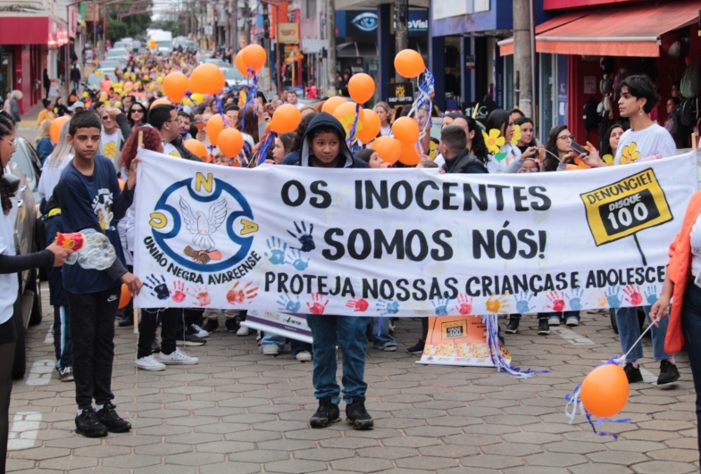 Prefeito Roberto Araujo e primeira-dama participam de mobilização contra abuso infantil