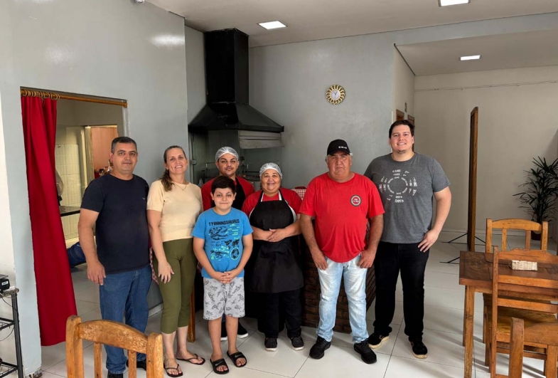 Ivan, Vanessa, o filho Rodrigo, Emanuel,  Alice, Douglas e  o filho Josu00e9 Mateus No quadro ao lado, Rosana e Sebastiana