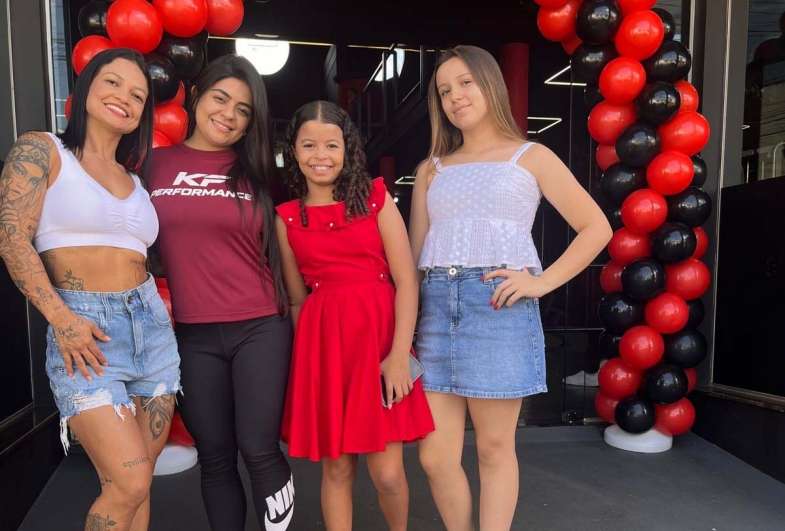 Carol com as alunas Ana Clara, Bruninha e Alice