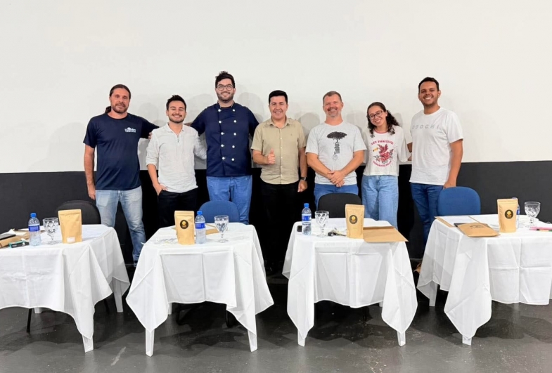 Secretário de cultura Diego Rossi, jurados Renan Alves e Otávio Rosalem, prefeito Cristiano Amorim, jurados  Danilo Paulin e Maria Clara Poli, secretário de  turismo Diego Tofanelo