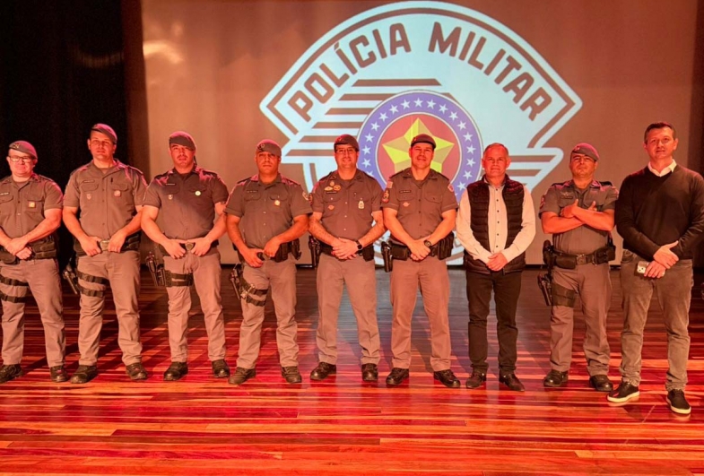 Prefeito Edinho e vice-prefeito Rafael com os policiais que compõe o batalhão de Taguaí
