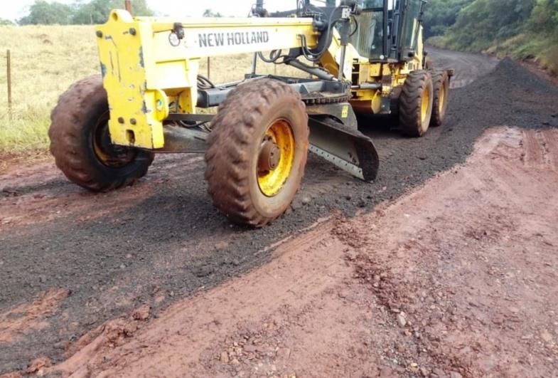 Prefeitura promove manutenção em estrada no Bairro Andrade e Silva