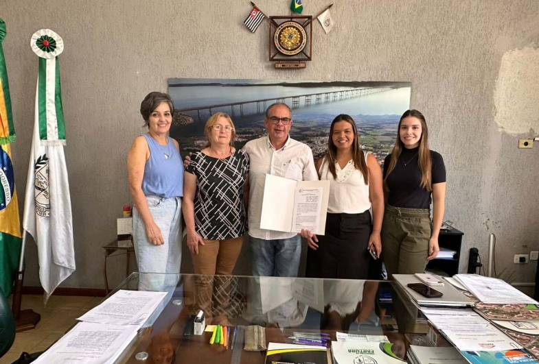 Gama – Ana Luzia e Maria Ordalina ao lado do prefeito  Luiz Marcos, da secretária de Assistência  Social, Ariele Silvério, e de Luana