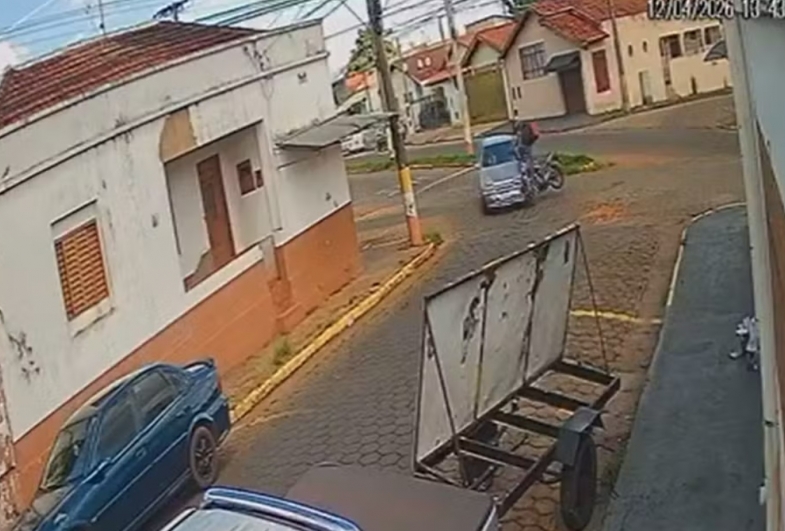 Motociclista ‘voa’ após ser atingido por carro em cruzamento de Avaré