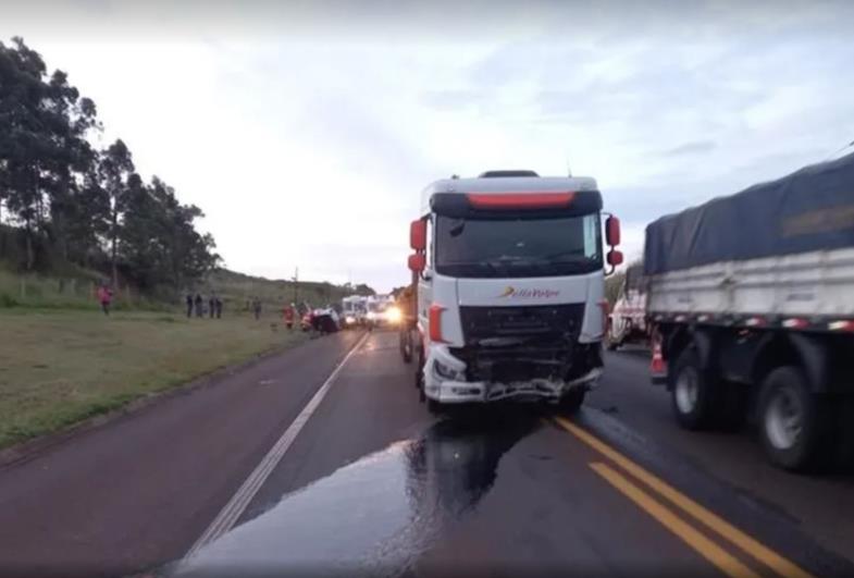Acidente entre carro e caminhão provoca morte de motorista em rodovia de Avaré