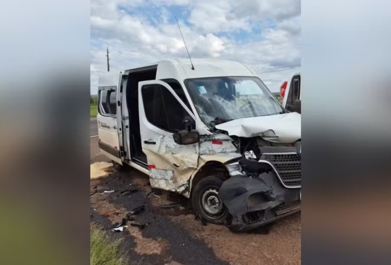 Batida entre van de pacientes e caminhão-guincho deixa feridos na SP-255 em Avaré