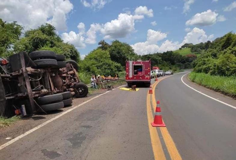 Acidente na SP-287 deixa motorista preso nas ferragens de caminhão