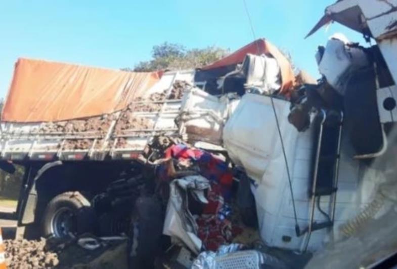 Colisão entre carretas deixa motorista ferido e provoca interdição de rodovia em Itaí