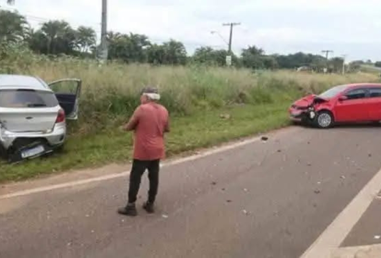 Batida entre dois carros deixa feridos e mobiliza equipes de resgate na SP-255 em Itaí