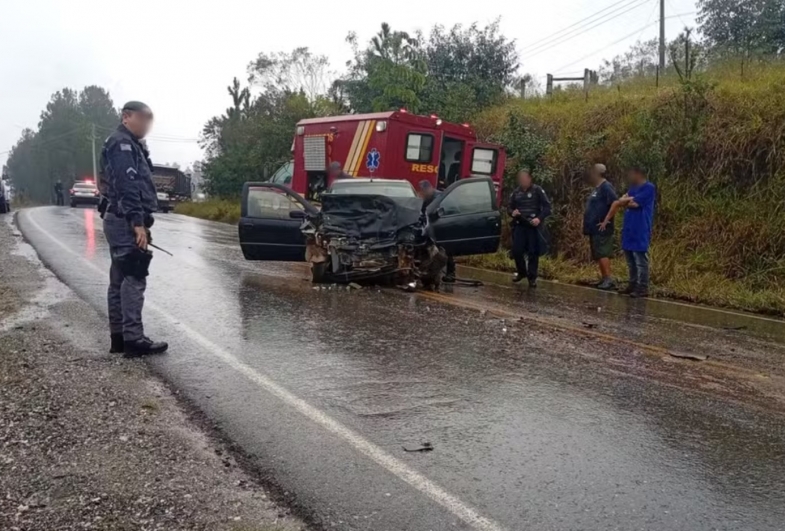 Duas pessoas são socorridas após colisão entre carro e carreta em estrada vicinal de Itapeva